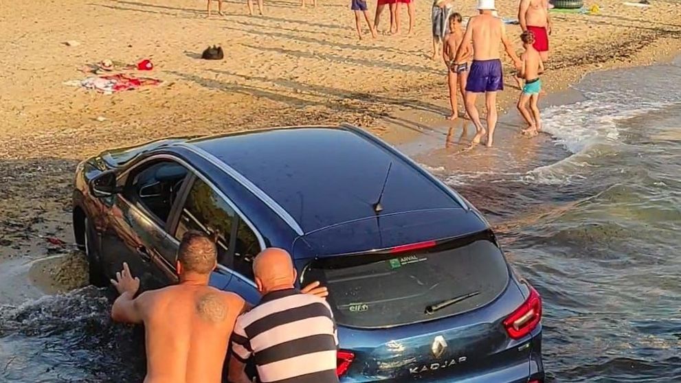Un român a ajuns cu mașina în mare, într-o stațiune dinThassos. Imaginea care a stârnit comentarii amuzante: „S-a grăbit să fie primul la șezlong”