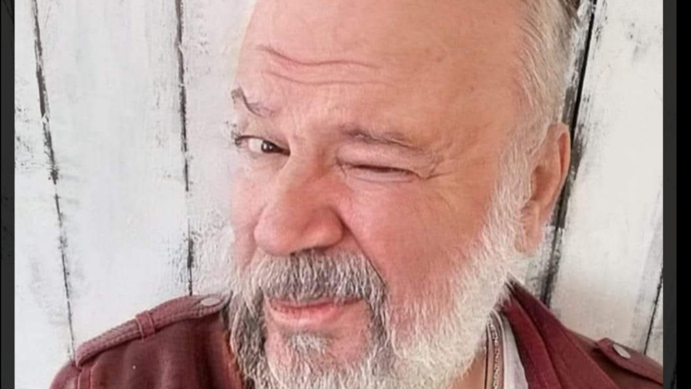 ”Moșule”, ce tânăr ești! Îl recunoașteți? E unul dintre cei mai carismatici artiști din România: ”Mă duc să prind pensia...”