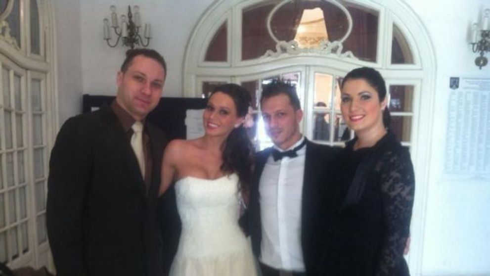 Fotografii de album cu Nicoleta, casnica de la 