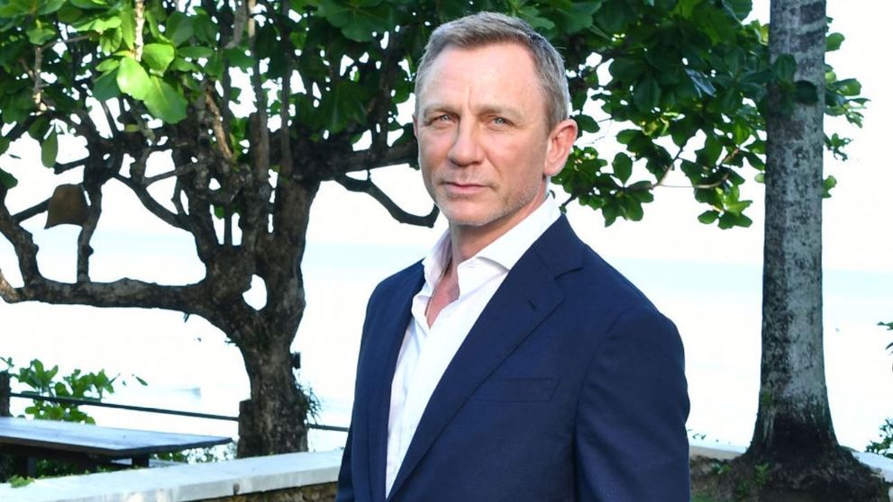 Daniel Craig, în cârje după un accident suferit la filmările pentru Bond 25. Ce se întâmplă cu filmul