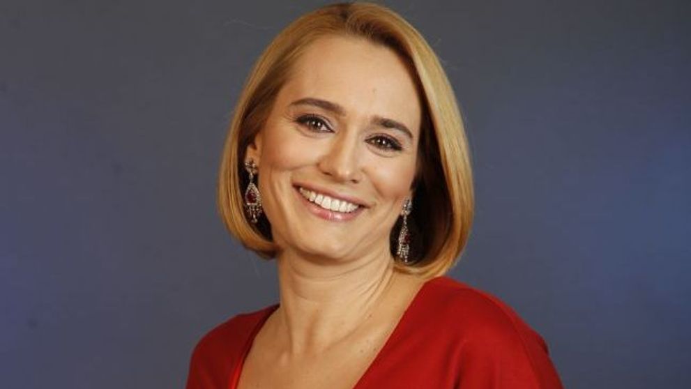 O vezi in fiecare zi la TV si ai impresia ca nu si-a schimbat niciodata look-ul. Cum arata Andreea Esca la inceputul carierei in jurnalism 