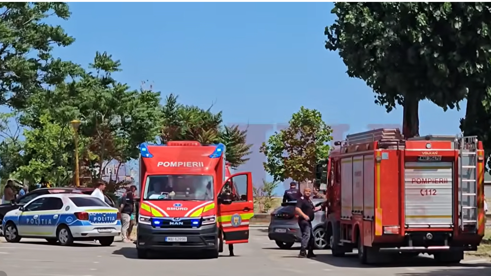 La un pas de înec: fetiţă de 11 ani, scoasă din mare în stare gravă. Incidentul s-a petrecut pe plaja Riva din Mamaia - VIDEO