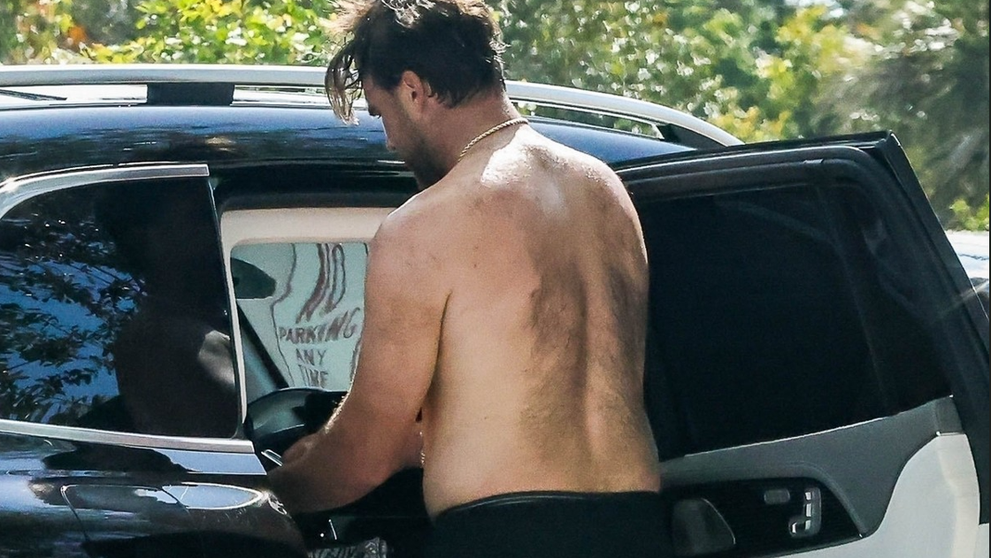 Cel mai atrăgător bărbat din showbiz, viral după ce a fost surprins de paparazzi cu exces de păr pe spate. Imaginile au împărțit fanii în două: ”Zici că are o mochetă”