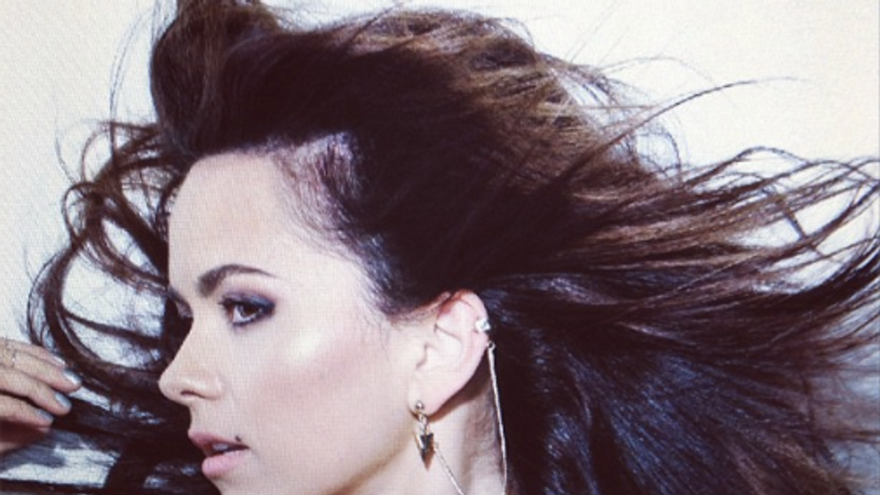 Inna si-a schimbat look-ul si canta cu accent moldovenesc. Noul clip al artistei, o surpriza pentru fani: VIDEO