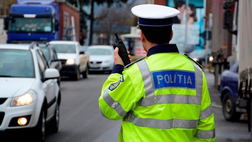 Un șofer s-a ales cu o amendă piperată, după ce și-a decorat mașina cu luminițe