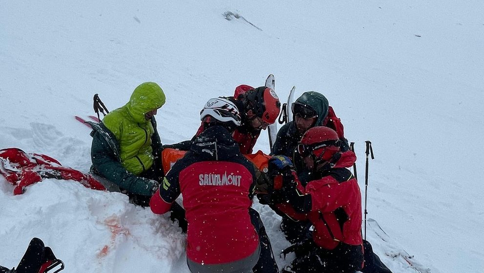 Doi turiști au fost prinși de avalanșă la Bâlea Lac. Suflul i-a aruncat peste stânci. Angajații unui hotel din apropiere le-au sărit în ajutor - FOTO