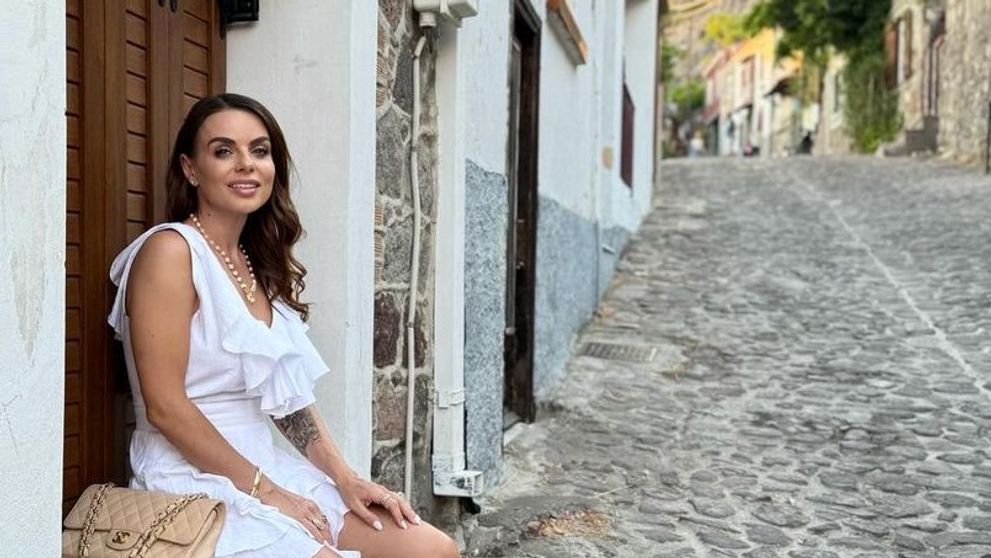 Cătălina Grama, siluetă de puștoaică în cele mai noi fotografii. Actrița a fost răvășitoare în fuste scurte și topuri decoltate, într-o vacanță pe insula Lesbos
