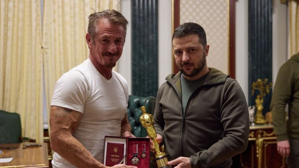 Sean Penn i-a adus una dintre statuetele lui Oscar lui Volodimir Zelenski. Ce i-a spus președintelui ucrainean