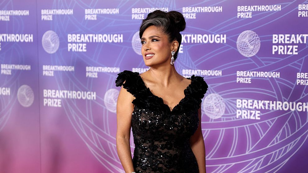 Salma Hayek, nevopsită, cu firele albe la vedere. Look-ul care a împărțit fanii în două tabere: „O îmbătrânește!” vs „E superbă!”