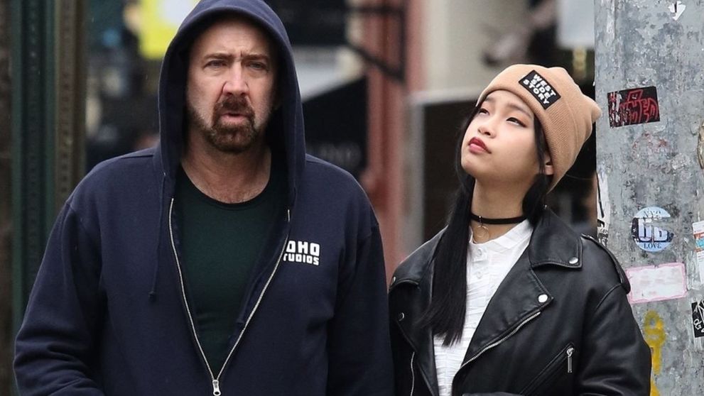 Nicolas Cage cu noua iubită la plimbare. Are 25 de ani, dar arată ca o copilă