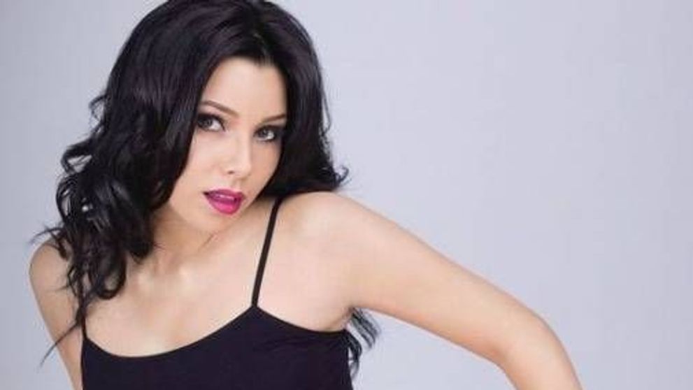 Corina Caragea, aceeasi fotografie, la 20 de ani distanta. Cum sarbatoreste simpatica prezentatoare ziua de 1 iunie