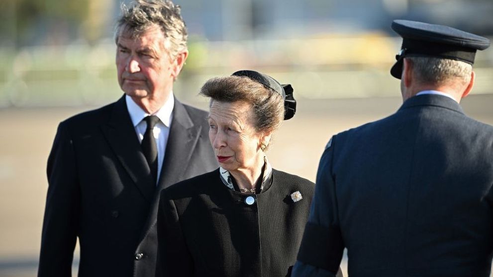 Prințesa Anne își cară singură bagajele în aeroportul din New York