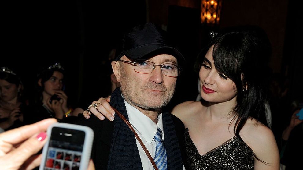 Lily Collins și-a aniversat tatăl: “Te iubesc până la Lună și înapoi”! Phil Collins a împlinit 71 ani