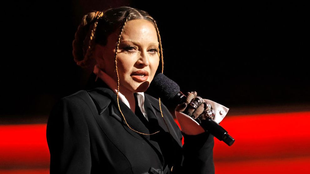 E la vârsta de pensionare, dar are iubit de 28 de ani! În ce ipostază a fost văzută Madonna cu un bărbat mai tânăr cu 37 de ani decât ea