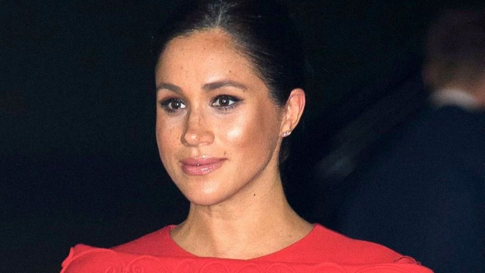 Meghan Markle, look de supereroină într-o rochie cu pelerină roșie