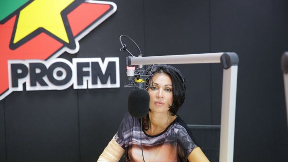 Nicoleta Luciu, mai rebela ca niciodata. A venit la ProFM intr-o pereche de pantaloni foarte scurti si tricou imprimat cu chipul lui J. Lo