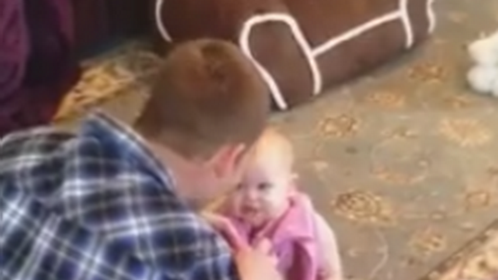 Clipul care a ajuns viral pe internet. Ce se intampla cu acest bebelus la cateva secunde dupa ce tatal ii canta