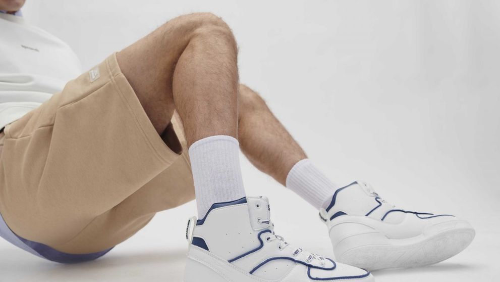 (P) Sneakerși bărbați ce merg cu pantalonii scurți