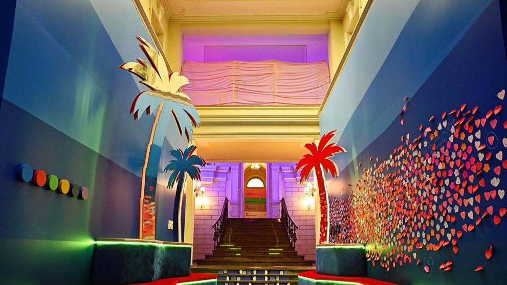 Mii de români au decorat instalația Love Island România expusă la Art Safari Love Edition