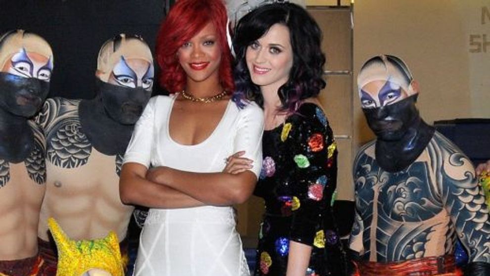 Katy Perry, petrecerea burlacitelor cu tort erotic, Rihanna, piscina si circ FOTO