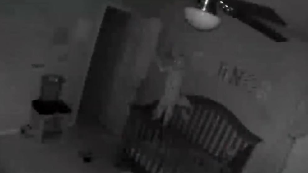 Au instalat o camera in camera copilului, dar au ramas fara cuvinte cand au vazut ce se intampla in lipsa lor VIDEO