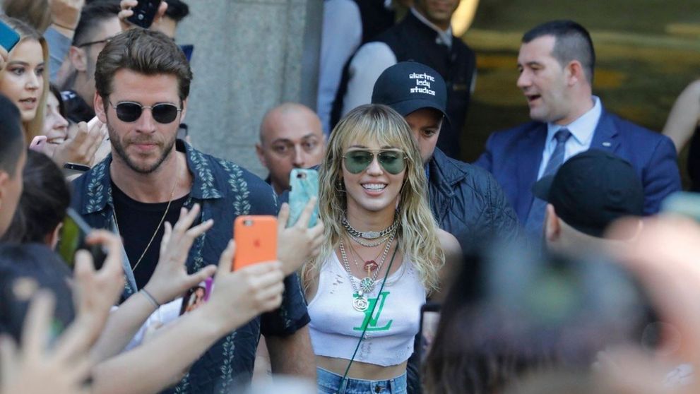 Miley Cyrus, sărutată cu forța de un bărbat din mulțime, sub privirile soțului ei (VIDEO)