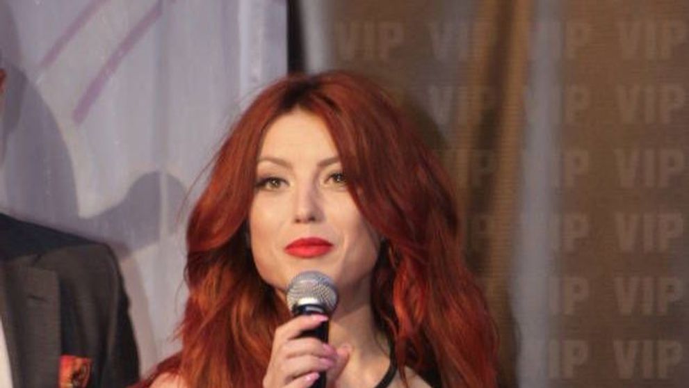 Elena Gheorghe, super sexy fara sutien, intr-o rochie scurta, cu decolteu pana in talie