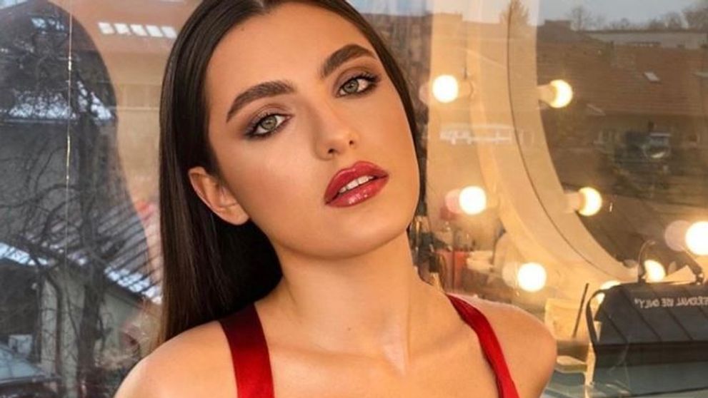 Alexia Eram, apariție super sexy într-un local din Dubai. Ce rochie a purtat influencerița