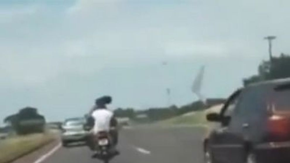Sarut la 80 de km/ora, pe motocicleta. Gestul unui cuplu brazilian in trafic: VIDEO