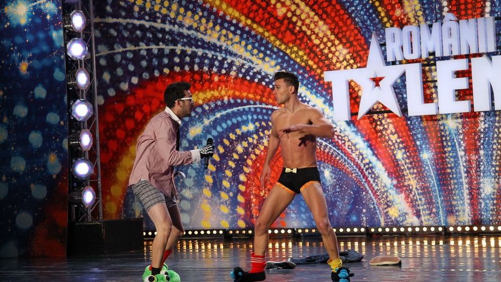 Ai ras cu lacrimi la numarul lor. Cine sunt cei doi tineri nebuni care au facut striptease in prima editie 
