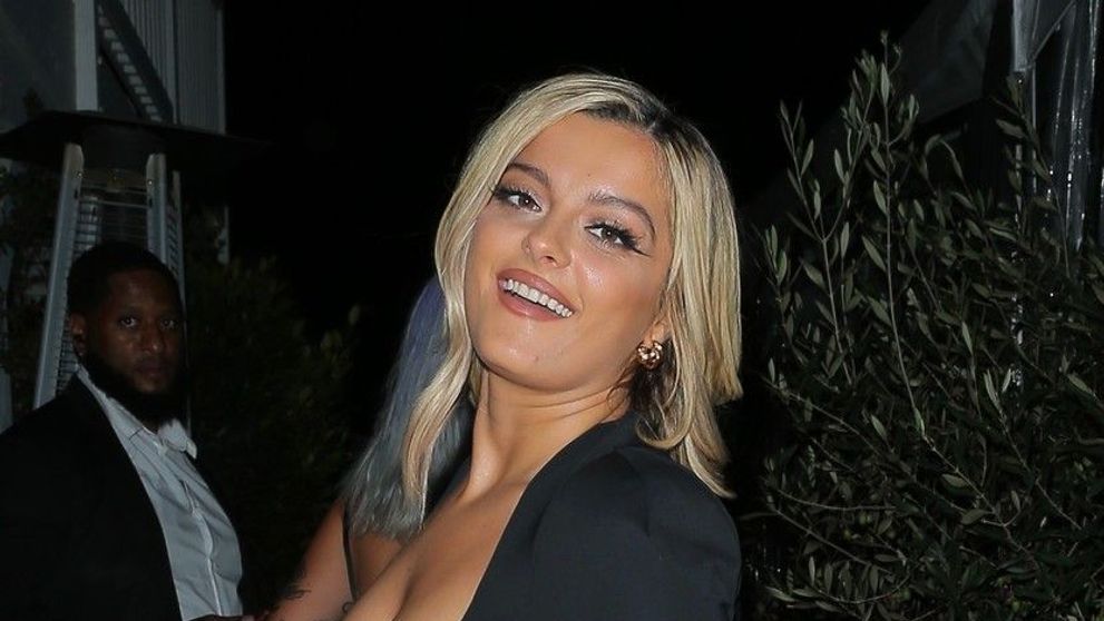 Bebe Rexha, surprinsă de paparazzi când mergea la restaurant! Cum a fost fotografiată