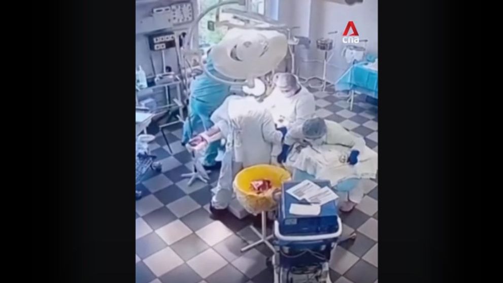 Sala de operație a început să se cutremure! Imagini cu medicii care operează în timpul seismului de 8,8 grade din Kamceatka