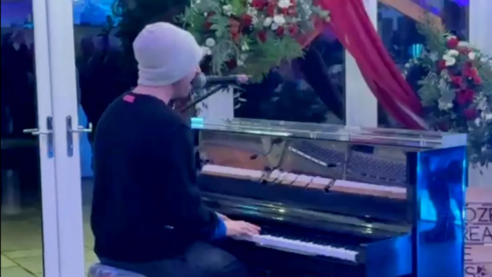 Video viral! Cris Martin de la Coldplay a apărut la o nuntă la rugămintea mamei-soacră. Ce piesă le-a cântat mirilor și invitaților șocați: ”A fost magie!”