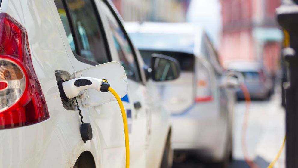 Autoturismul tau poate consuma 1 EURO/100km! Cat costa sa-ti transformi o masina normala intr-una electrica:
