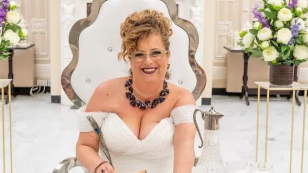 Femeia care s-a căsătorit cu ea însăşi a sărbătorit primul an de mariaj cu un buchet de trandafiri curcubeu și o sticlă de șampanie: „Sunt bine așa cum sunt”