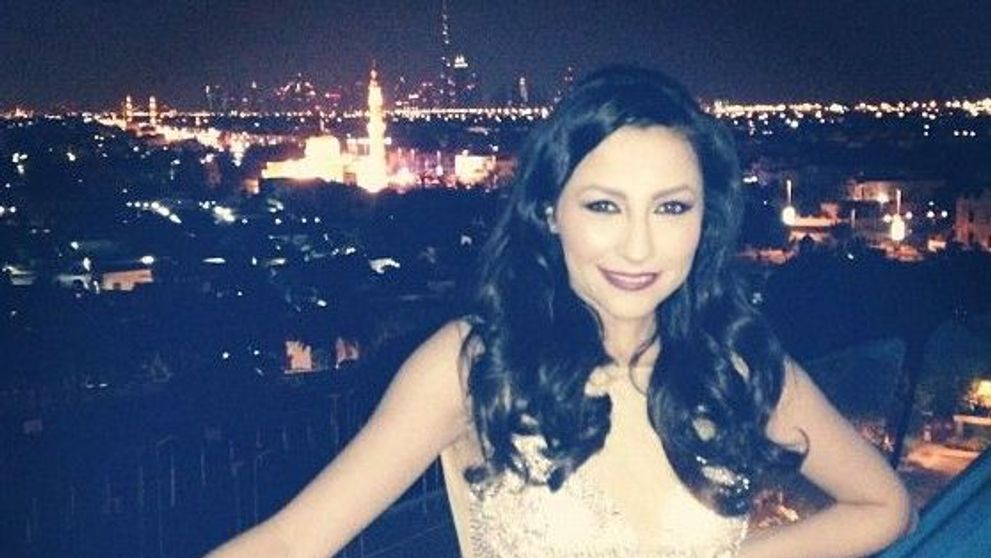 Andra, deghizata la petrecere! Vezi cum ii sta cu parul scurt si peruca albastra: FOTO