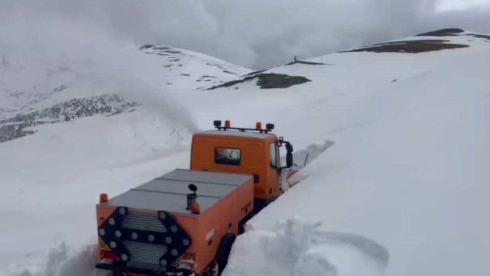 Locul din România unde a nins ca în povești, în mijlocul primăverii! Stratul de zăpadă a ajuns la nivelul utilajelor de deszăpezire