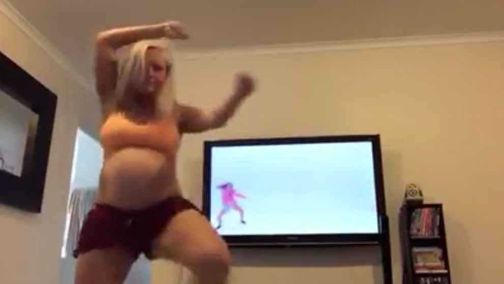 O femeie insarcinata a pornit camera video si a inceput sa danseze pe o piesa a lui Justin Bieber. Imagine sunt virale