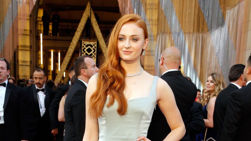 S-a transformat dintr-o adolescenta timida intr-o femeie adevarata. Sansa din Game of Thrones, seducatoare la Oscaruri