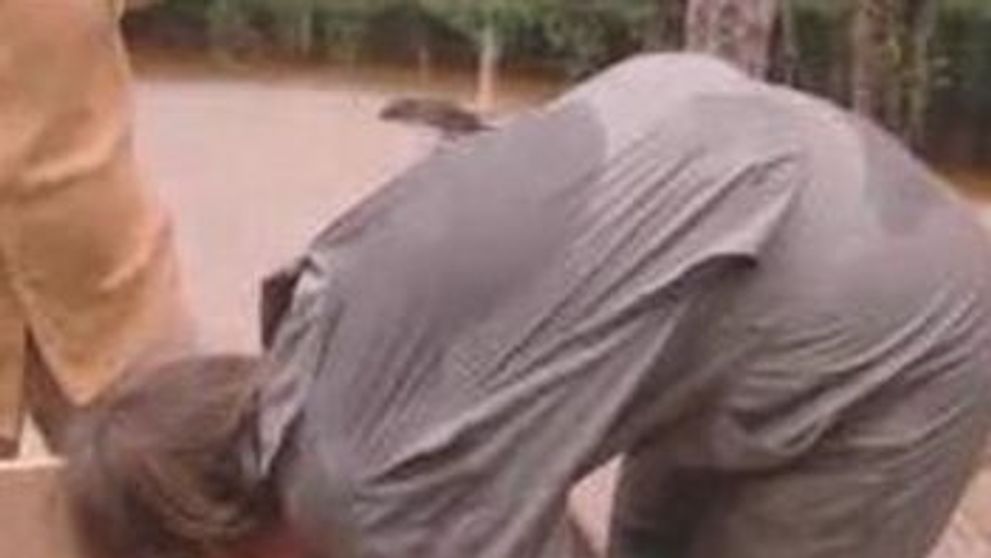 Accident in fata camerelor! I-a dat sarpelui un deget, dar el i-a luat toata mana! VIDEO
