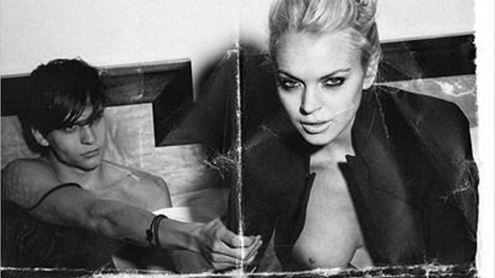 Lindsay Lohan, plina de sange si tinand un cutit indreptat spre propriul gat! <span style=