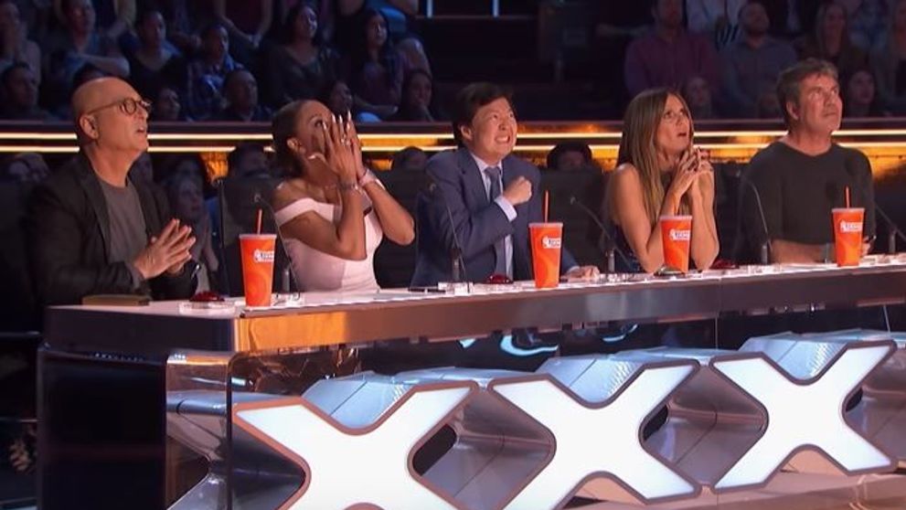 Moment șocant la America's Got Talent! O concurentă a fost scapată de la înalțime în timpul unui exercițiu la trapez