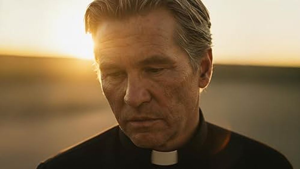 Cum arată și cum joacă Val Kilmer, readus din morți cu Inteligența Artificială. În trailerul noului film, este tânăr și seducător în rolul unui preot