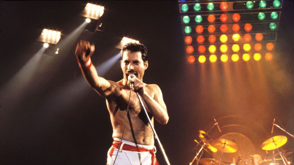 El este sosia lui Freddie Mercury. 