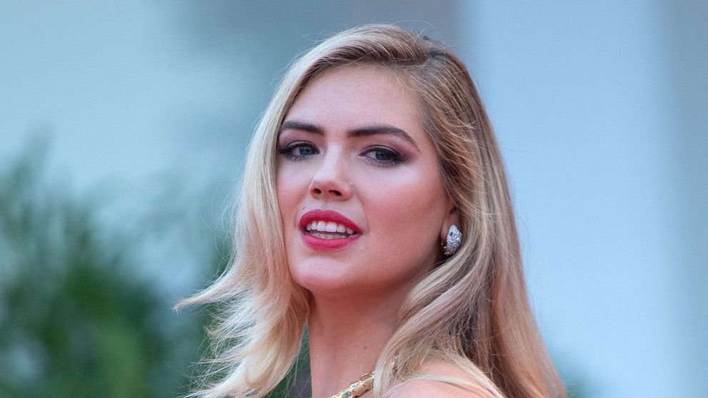 Kate Upton, la plajă în Grecia. Cum a fost surprinsă cea mai sexy femeie din lume