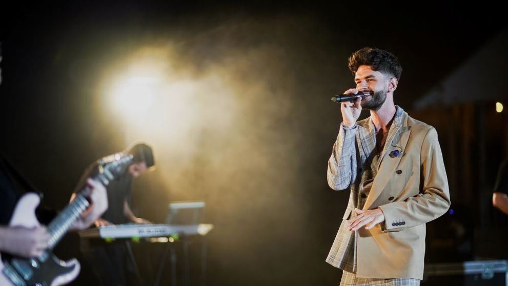 Edward Sanda a marcat lansarea primului său album printr-un concert live, pentru familie și prieteni