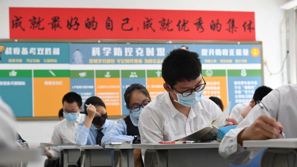 Cum merg copiii la școală în China. Imaginile care arată noul mod de conviețuire cu virusul