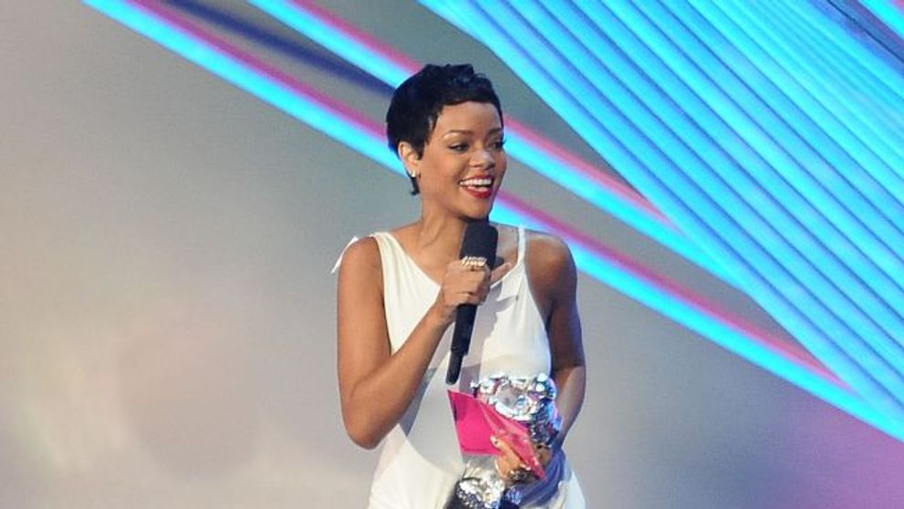 Gestul scandalos de pe scena MTV VMA: Ce a patit obraznica Rihanna in timp ce canta. Nu rata editia de anul acesta, azi, la MTV Romania