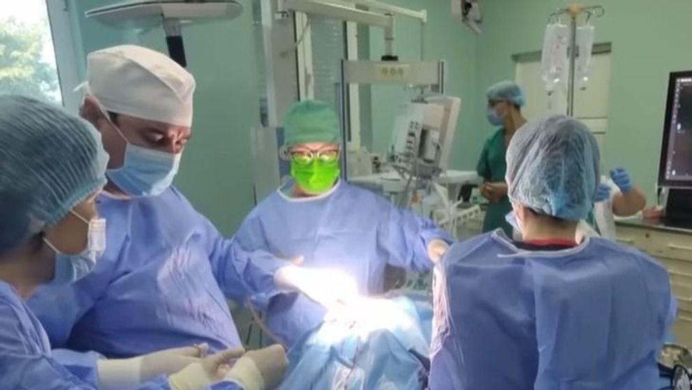 Un student din Iași a susținut licența de pe patul de spital, cu toate că avea tumoare pe creier