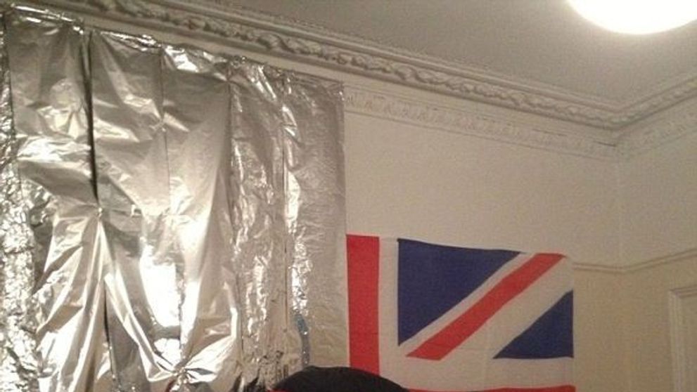 Farsa facuta de niste studenti colegului lor. Au petrecut patru zile ca sa-i impacheteze toata camera in folie de aluminiu